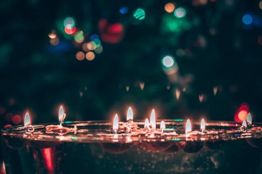 Geleneksel Noel fındıkları yanan mumlarla yüzüyor.