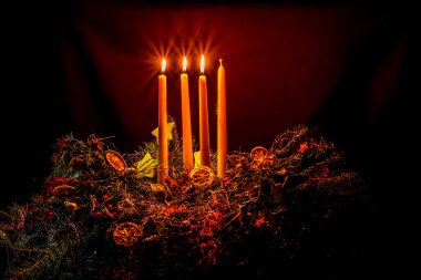 Siyah arkaplanda 3 yanan mum