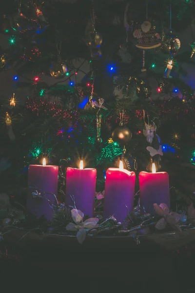クリスマスの背景にある4紫色のアドベンチャーキャンドル — ストック写真