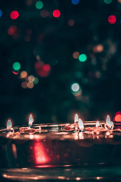 Tradição Natal Flutuante Nozes Com Velas Ardentes — Fotografia de Stock