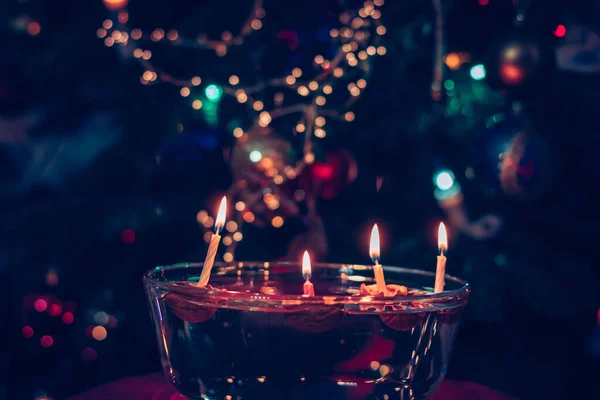 Tradición Navidad Flotante Nueces Con Velas Encendidas Navidad Bokeh Brillante — Foto de Stock