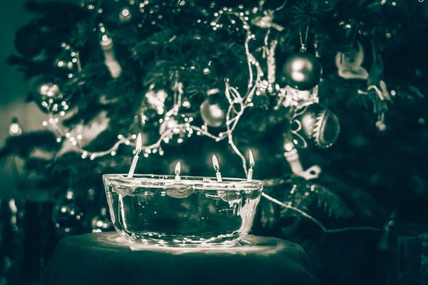 Traditie Kerstmis Drijvende Noten Met Brandende Kaarsen Kerst Bokeh Gloeiende — Stockfoto