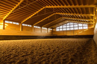Ata binmek için boş ahşap arena