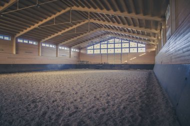 Ata binmek için boş ahşap arena
