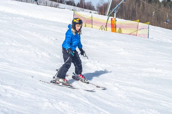 Kleines Mädchen Beim Skifahren Verschneiten Skigebiet — Stockfoto
