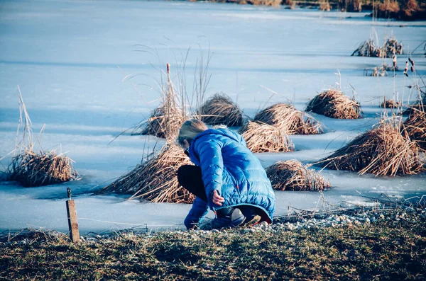 Menina Desfrutando Lagoa Congelada Livre — Fotografia de Stock