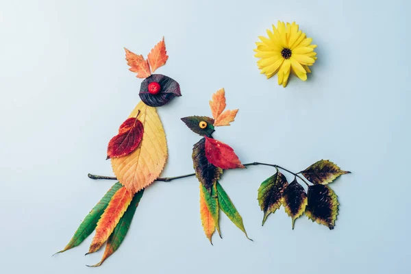Vögel Aus Bunten Blättern Und Hellen Blüten Auf Weißem Hintergrund — Stockfoto