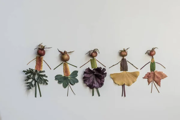 Niedliche Figuren Tänzer Aus Bunten Blättern Und Leuchtenden Blumen Auf — Stockfoto