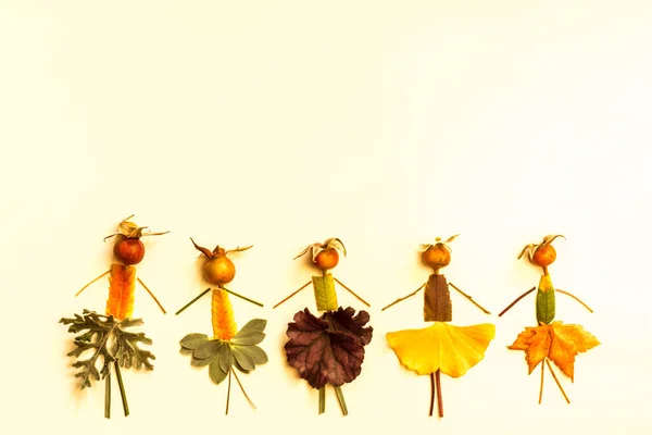 Милые Фигурки Танцоры Разноцветных Листьев Ярких Цветов Белом Фоне — стоковое фото