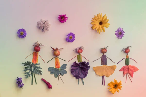 Figuras Lindas Bailarines Hechos Hojas Coloridas Flores Brillantes Sobre Fondo —  Fotos de Stock