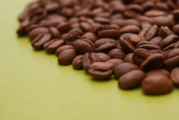 kahve çekirdekleri yeşil zemin üzerine fotoğraf