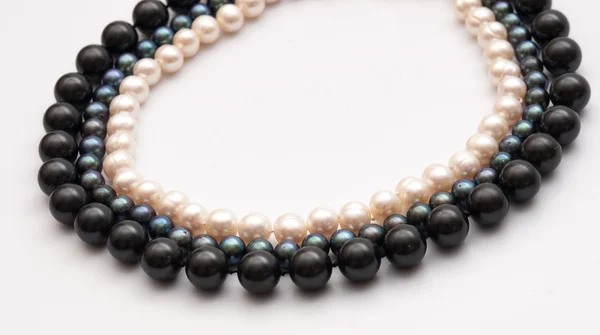 黒、青と白の真珠のネックレス — ストック写真