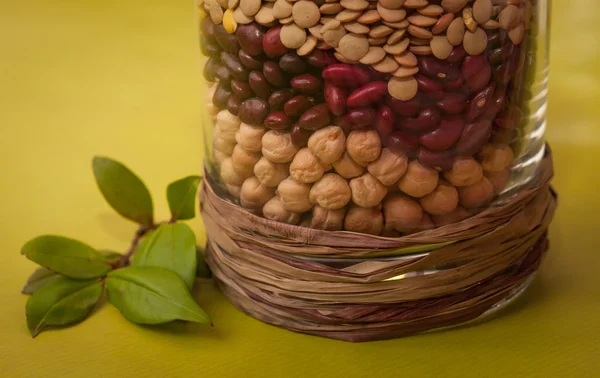 cheakpea, fasulye ve mercimek cam yeşil zemin üzerine