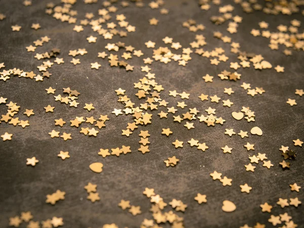 koyu kahverengi zemin üzerinde altın yıldız