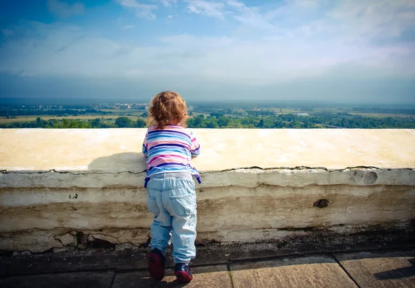 küçük bir çocuk uzaklarda aramaya