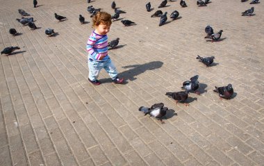 gülen çocuk amoung güvercinler çalışan