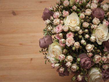 gelen doğal ve yapay çiçek buketi