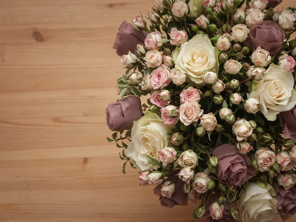 gelen doğal ve yapay çiçek buketi