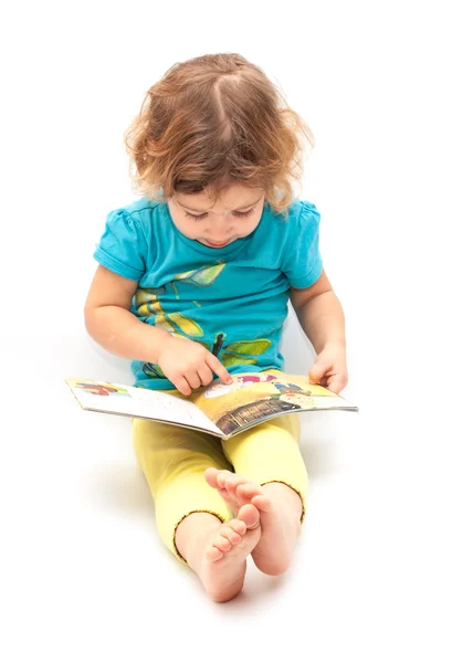 küçük beyaz zemin üzerine bir kitap yalnız çocuk