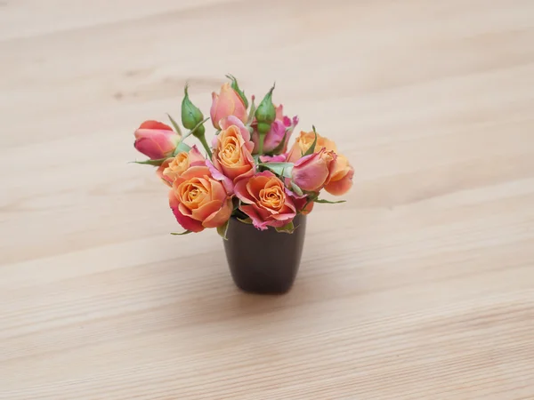 Einfaches Arrangement aus orangen Rosen — Stockfoto