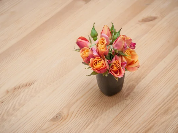 Simple arrangement from orange roses — Stock Photo, Image