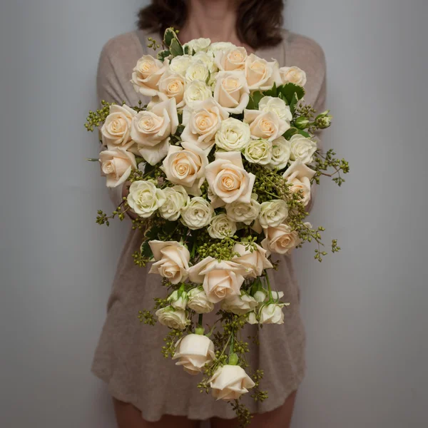 Florist holding wedding tear drop bouquet — Stock Photo, Image