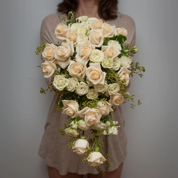 Florist hält Hochzeit Tränentropfen Strauß lizenzfreie Stockbilder