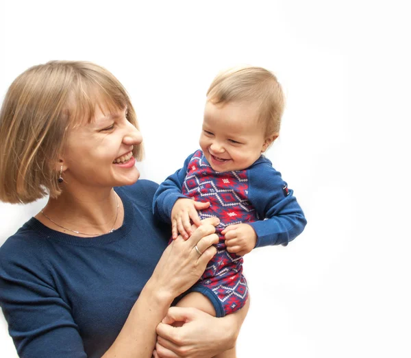 Mãe cócegas seu bebê — Fotografia de Stock