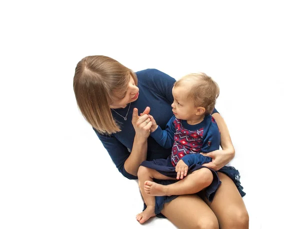 Csiklandozás, és nevetve egy baba anya — Stock Fotó