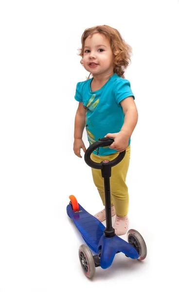 Małe dziecko stojąc z mikro skuter — Zdjęcie stockowe