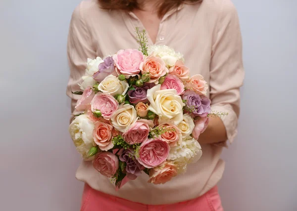Bukiet ślubny słodki, blady, róża, fioletowy i kości słoniowej — Zdjęcie stockowe