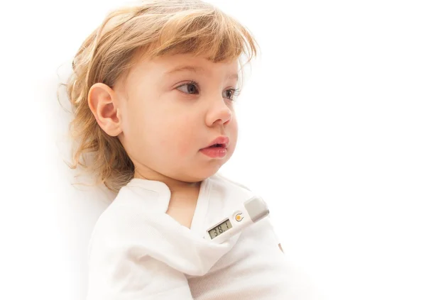 beyaz zemin üzerinde elektronik termometre ile yüksek sıcaklık hasta küçük bir çocukla