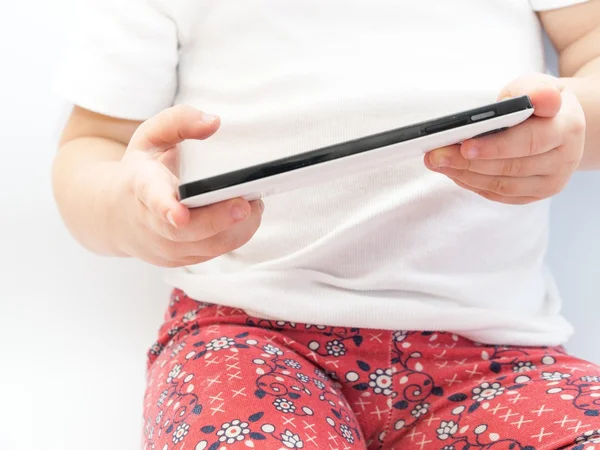 Niño jugando con smatphone sobre fondo blanco —  Fotos de Stock