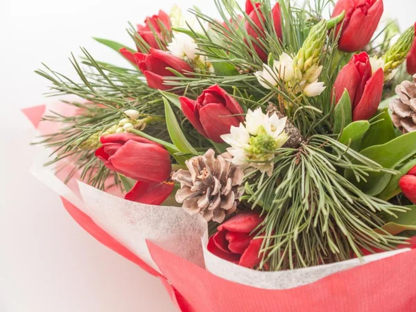 Kış yılbaşı yeni yıl buket kırmızı lale, beyaz tükürük otu, çam dalları ve çam kozalakları