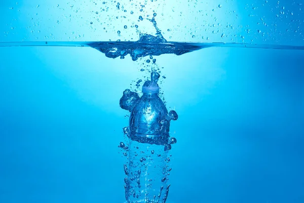Fondo Azul Con Botella Agua Cayendo Múltiples Gotas Salpicado Burbujas —  Fotos de Stock