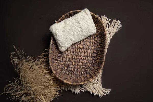 Doğal kahverengi ve biege yeni doğmuş arka plan. Makrome halı ve örülmüş yastıklı rattan bacet. Dijital modern yenidoğan arkaplanı.