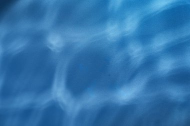 Su dalgalanmaları arka planda - sualtı dokusu. Güneş suyun içinde parlıyor..