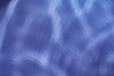 Su dalgalanmaları arka planda - sualtı dokusu. Güneş suyun içinde parlıyor..