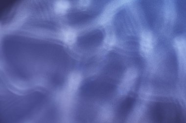 Su dalgalanmaları arka planda - sualtı dokusu. Güneş suyun içinde parlıyor..