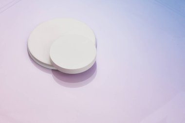 Mavi arka planda üç dairesel beyaz merdiven var. Ürün yerleştirme için arkaplanı düzenle.