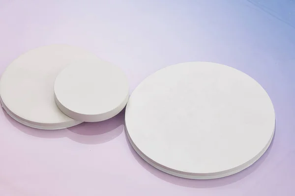 Mavi arka planda üç dairesel beyaz merdiven var. Ürün yerleştirme için arkaplanı düzenle.