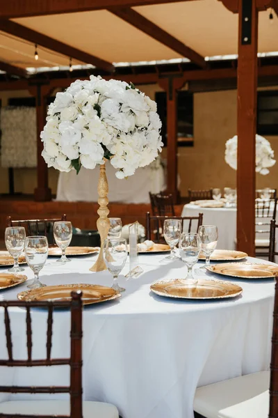 Όμορφη Εξωτερική Αίθουσα Δεξιώσεων Λευκά Τραπεζομάντιλα Χρυσά Πιάτα Λευκά Τριαντάφυλλα — Φωτογραφία Αρχείου