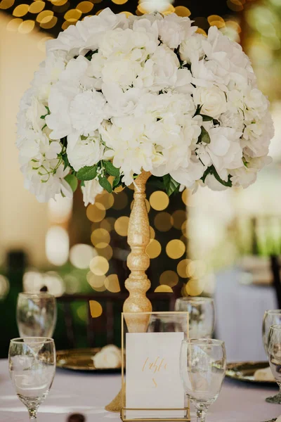 Beautiful Outdoor Receprion Venue White Tablecloths Golden Plates White Roses — Zdjęcie stockowe