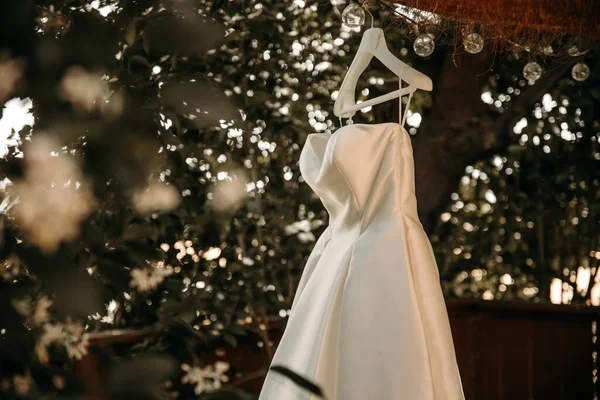 Beautiful Wedding Dress Pleats Tail Hanging White Hanger Outdoors Ballgown —  Fotos de Stock
