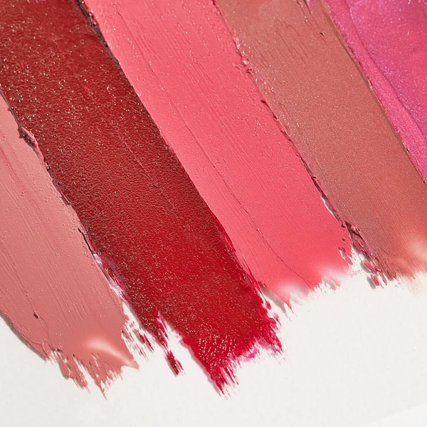 Kırmızı, pembe, menekşe ve çıplak ruj, kopya alanı ile dokuyu ezer..