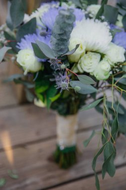 Gelin buketi - beyaz güller, mavi ve mor kasımpatı, okaliptüs yaprakları, bebek nefesleri çiçek aranjmanı