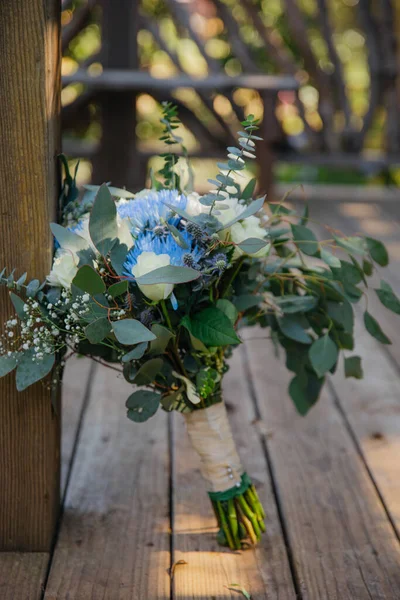 Gelin buketi - beyaz güller, mavi ve mor kasımpatı, okaliptüs yaprakları, bebek nefesleri çiçek aranjmanı