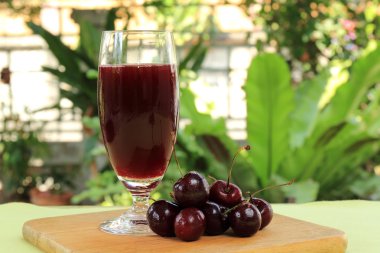 Kiraz suyu ve kiraz