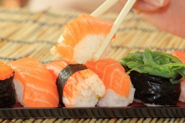Suchi yemek çubukları ile