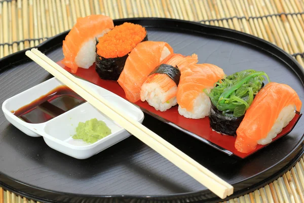 Salmone, gamberetti, sushi di alghe nel vassoio — Foto Stock